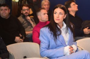 Ivana Španović prvi put u javnosti nakon razvoda: Blistala u plavom odelu na dodeli nagrada (FOTO)