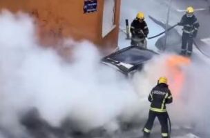 IZ AUTA BUKTI PLAMEN, ZAPALIO I SUSEDNU KUĆU: Vatrogasci na licu mesta, nije mu bilo spasa (VIDEO)