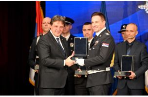 Gašić odlikovao načelnika beogradske policije Veselina Milića koji je objavio spisak učenika „Ribnikara“