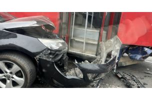 Sudar tramvaja i automobila na Voždovcu: Saobraćaj usporen, prednji deo auta uništen (FOTO)