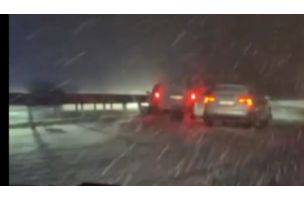 LANČANI SUDAR NA AUTO-PUTU Četiri automobila slupana na izlazu iz Rume (VIDEO)