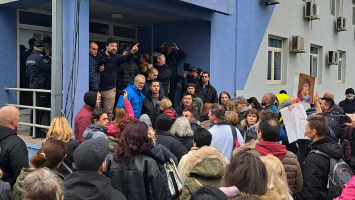 Na protestu ispred Centra za socijalni rad u Novom Sadu građani provalili ogradu, policija poslala pojačanje
