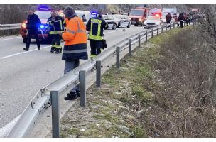 Saobraćajna nesreća u BiH: Dizalice izvlače automobile iz kanala, saobraćaj obustavljen