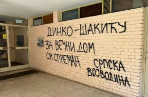 Grafit mržnje na ulazu u zgradu u kojoj živi Dinko Gruhonjić