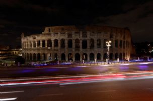 Velika rupa otvorila se na ulici u Rimu i "progutala" dva automobila (VIDEO)