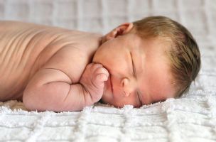 BEBA JE BAŠ TEŠKA, KOJE SU MOGUĆE KOMPLIKACIJE NA POROĐAJU: Zašto se neka deca rađaju sa preko 4 kg