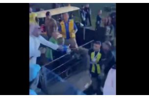Навијач бичевао фудбалера након финала Суперкупа Саудијске Арабије (видео)