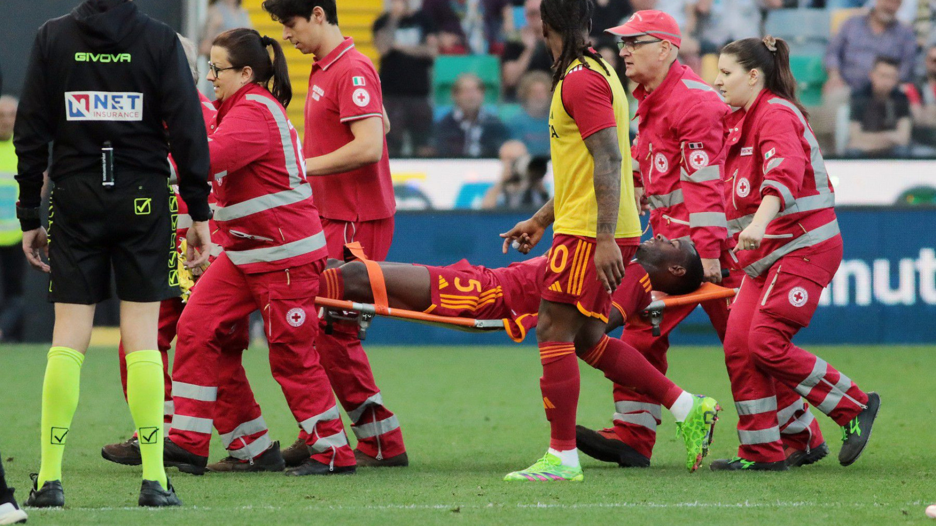  Užas: Fudbaler Rome se srušio na terenu i držao za srce, sudija svirao kraj utakmice /FOTO/ - Sportal