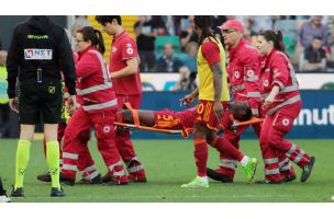  Užas: Fudbaler Rome se srušio na terenu i držao za srce, sudija svirao kraj utakmice /FOTO/ - Sportal