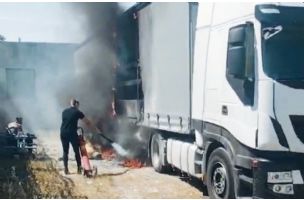 Eksplozija u kamionu na parkingu u Kumarevu kod Leskovca, vozač zadobio velike opekotine (video) - JuGmedia