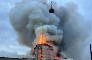 (FOTO, VIDEO) Požar u jednoj od najpoznatijih zgrada u Kopenhagenu: Srušio se ceo toranj