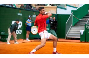 Novak "kišni čovek": U jednoj ruci kišobran, u drugoj reket VIDEO - Vesti - Tenis.sport