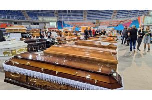 Sajam pogrebne opreme u Nišu: Sve za poslednji ispraćaj, od krsta do sanduka i frižidera za hlađenje pokojnika