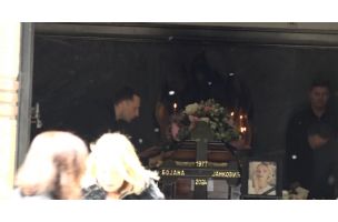 Najpotresnija scena sa sahrane Bojane Janković: Bivši muž ljubi kovčeg, na ispraćaj došla i Milena Radulović