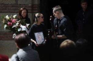 Kćerki pokojne Bojane Janković POZLILO NA MAJČINOJ SAHRANI: Tetka je izvela iz kapele, a Milena Radulović otrčala po vodu