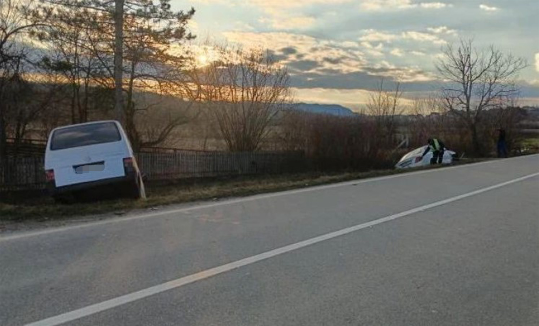 Nesreća kod Loznice: Automobili nakon sudara sleteli u kanal kod Gornjih Nedeljica, saobraćaj usporen FOTO