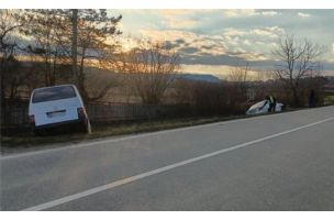 Nesreća kod Loznice: Automobili nakon sudara sleteli u kanal kod Gornjih Nedeljica, saobraćaj usporen FOTO