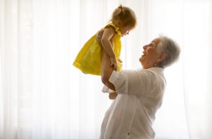 Nauka objasnila zašto bake "više vole" unuke nego svoju decu