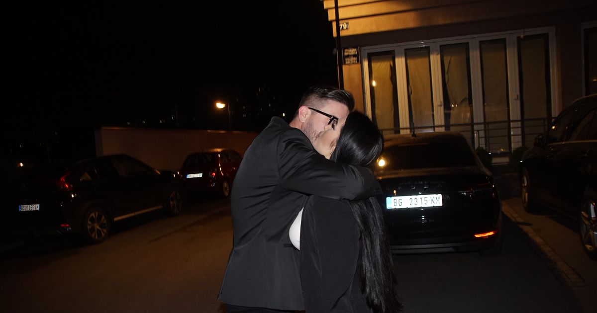 Ekskluzivni paparaco! MC Stojan krišom došao po Zoranu, pali sočni poljupci sa 22 godine mlađom pevačicom