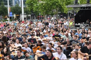 Hiljadu gitara na Trgu Republike: Održan „Koncert za rekord“